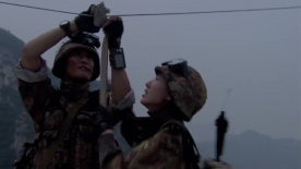 特种兵送女战友到安全区，自己和敌人正面交锋