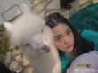 羊驼也爱美女！欧阳娜娜分享春日大片对镜卖萌