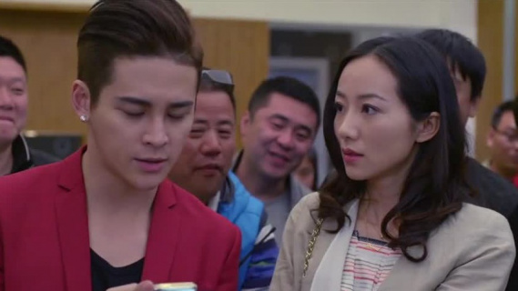 小奶狗业务繁忙，见美女抢着留联系方式，把导演气疯了