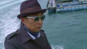 林永健一向扮丑，拍戏演一回老大，黑风衣戴墨镜气场十足