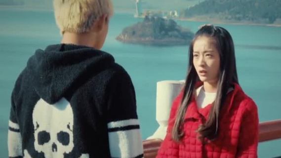 男孩为了不让父母离婚，努力装成不懂事的样子