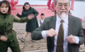 混混来找事，龙虾一家使出绝招打得混混屁滚尿流