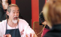 元華教你高級吃小龍蝦，太精致了！