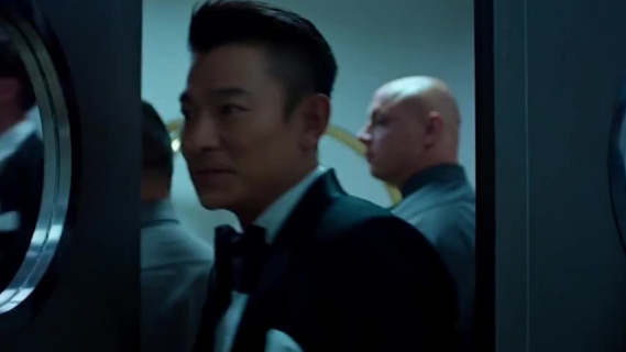 杨祐宁偷取钻石项链，跟外国警察上演争分夺秒