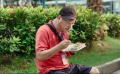 看见小偷偷钱包，范伟又把钱包偷了回去