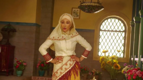 腾格尔背着老婆和异性唠嗑，回来后被老婆胖揍