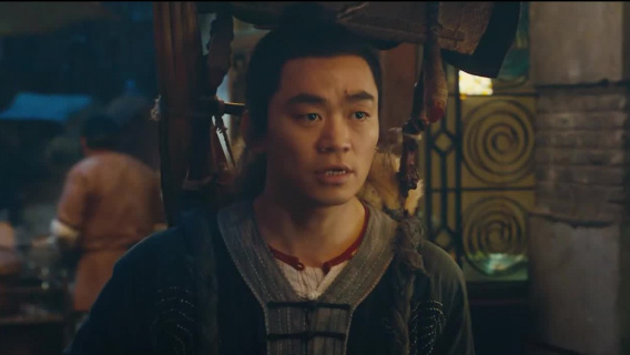 王宝强和范伟为抢一只鸡狂奔，范伟滑稽落水