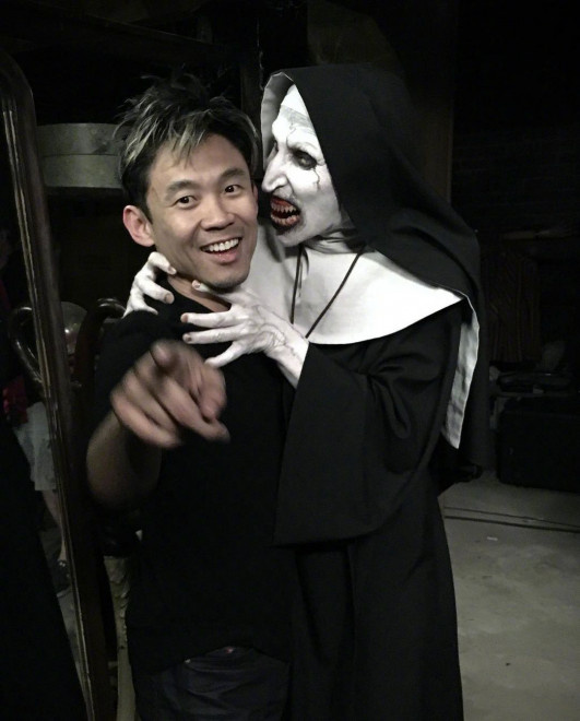 温子仁公布《修女2》阵容 晒出与恶魔修女合影