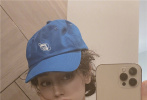 近日，迪丽热巴在个人社交平台晒出一组自拍，并配文称“假期快乐，阿纪闪现一下”。照片中，热巴戴着蓝色棒球帽，对着镜头呆萌嘟嘴+wink，可爱到犯规！