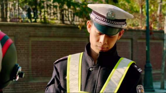 张译化身交警查违规，摩托车主不服进而挑衅