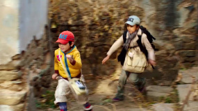 黑社会老大带手下来抓人，竟被俩小孩耍得团团转