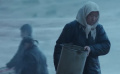 村民為了能喝上水，一下雨就拿各種盆接雨水