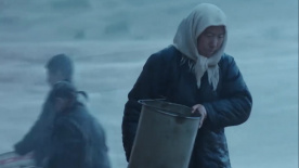 村民為了能喝上水，一下雨就拿各種盆接雨水