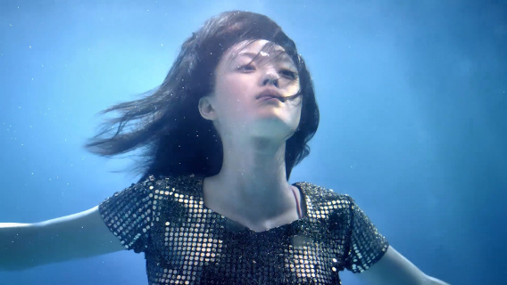 倪妮演美人鱼，金色亮片鱼尾惊艳，美人在骨不在皮