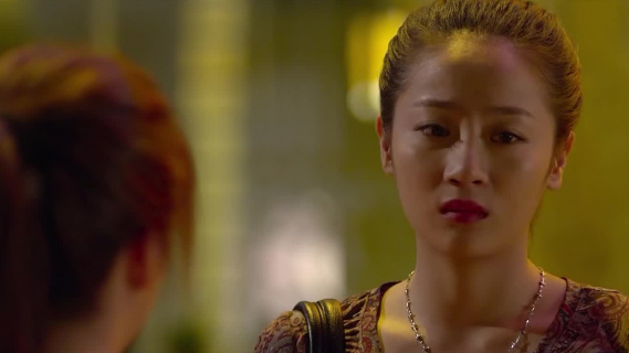 当个群演还要应酬，女孩被强行搂抱，怒甩巴掌