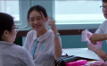 女学生为了赚钱，给同学贴膜卖手机壳