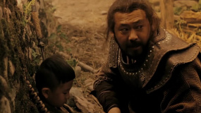 姜武把饼放裤裆，吃之前掏出来先闻闻