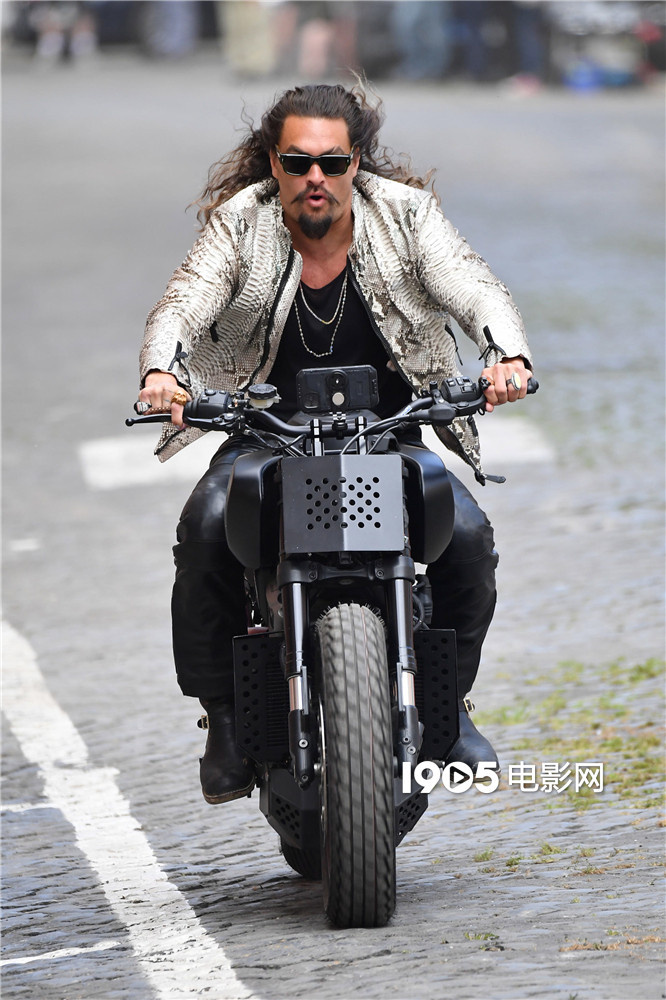 《速度与激情10》罗马热拍 杰森·莫玛骑摩托街头狂飙