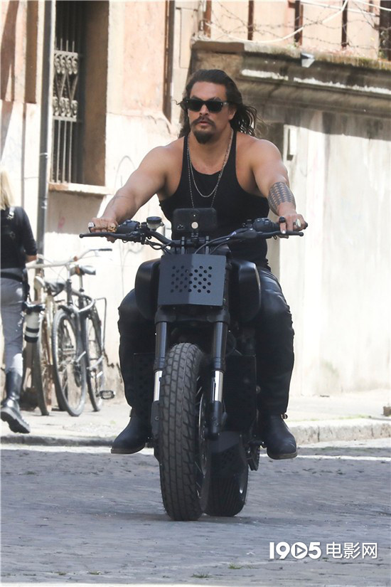 《速度与激情10》罗马热拍 杰森·莫玛骑摩托狂飙