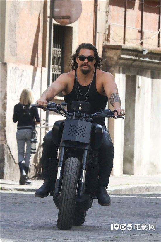 《速度与激情10》罗马热拍杰森·莫玛骑摩托狂飙