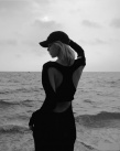 瘋狂嘶哈！Lisa海邊隨拍 穿裹身半透長裙秀美背