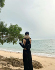 瘋狂嘶哈！Lisa海邊隨拍 穿裹身半透長裙秀美背