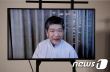 《掮客》曝预告 是枝裕和：看《我的大叔》成IU粉