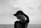 5月9日，泰国女星Lisa在个人社交账号分享了一组海边写真。黑白色调的随拍中，Lisa身穿裹身纱裙，勾勒出婀娜身姿，长裙半透的材质和露背及腰的设计，更将好身材展露的一览无遗。Lisa迎着海风，漫步在沙滩上，慵懒惬意，氛围感拉满。