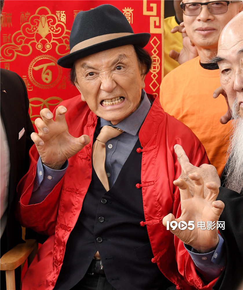 93岁华裔演员吴汉章留名好莱坞星光大道 现场舞狮贴对联