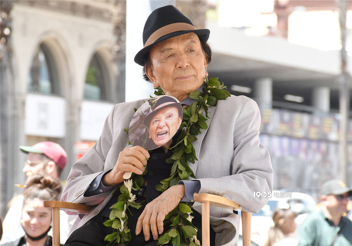 93岁华裔演员吴汉章留名好莱坞星光大道 现场舞狮贴对联(图2)
