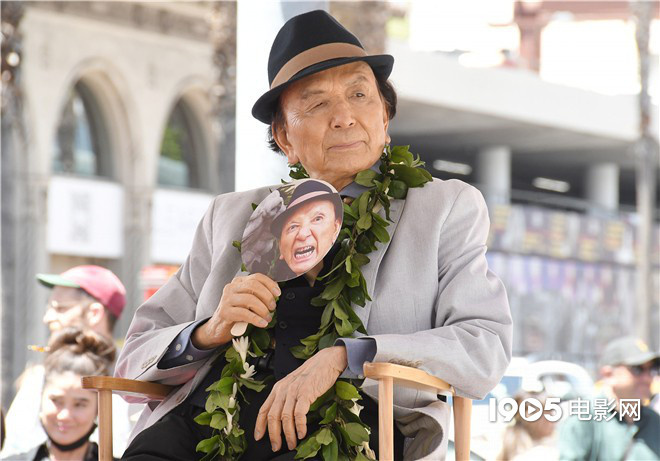 93岁华裔演员吴汉章留名星光大道 现场舞狮贴对联