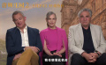 唐頓莊園2主演問候中國觀眾  電影《唐頓莊園2》發(fā)布中文新預(yù)告，格蘭瑟姆伯爵夫婦、老管家卡森的扮演者給中國觀眾發(fā)來獨(dú)家問候！續(xù)集講述唐家屯入駐了電影劇組，也將揭開老伯爵夫人的南法別墅埋藏的神秘過往。影片將于5月20日內(nèi)地上映。