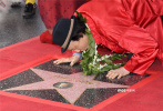 当地时间5月10日，93岁高龄的华裔演员吴汉章在洛杉矶好莱坞星光大道上留名，获得了自己专属的星星。现场舞狮贴对联，中国元素满满，十分喜庆。
