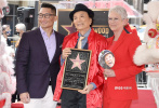 当地时间5月10日，93岁高龄的华裔演员吴汉章在洛杉矶好莱坞星光大道上留名，获得了自己专属的星星。现场舞狮贴对联，中国元素满满，十分喜庆。

