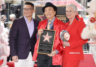 93岁华裔演员吴汉章留名星光大道 现场舞狮贴对联