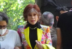 当地时间5月11日，意大利罗马，老牌影星简·方达现身博格斯公园别墅，拍摄电影《读书会2》曝现场照。拍摄现场，简·方达身穿黄色印花西服，戴着金丝框墨镜，造型时髦。已经84岁的她身材纤细，身板笔直，状态超绝！