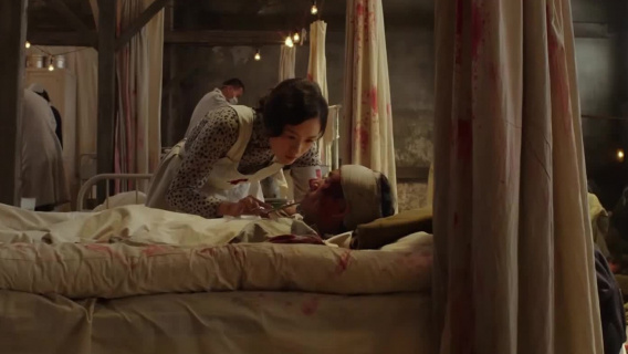 战士死前拜托章子怡，章子怡来到战士家中发现他的家人已经去世了