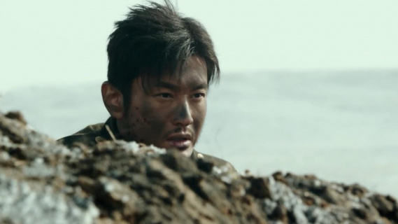 士兵舍身炸掉敌方坦克，对方沦陷