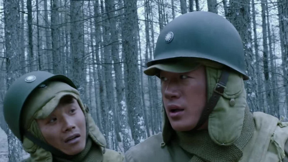 佟大为和部下抓到了一只兔子 ，三人一起开心吃肉