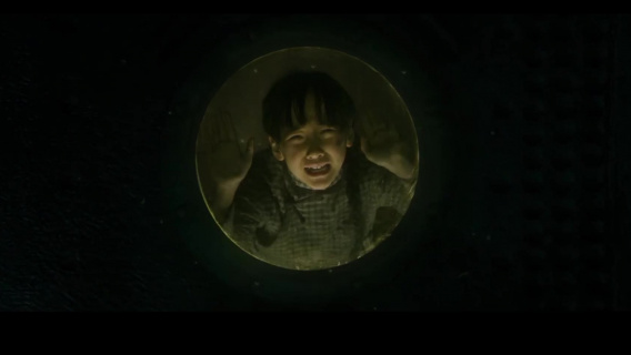 遇难的人们在漆黑的海水里寻找自己的孩子，顾太太因为寻找孩子淹死在水里