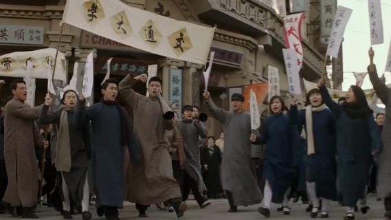 上海越来越动荡不安，学生百姓纷纷游街示威反对战争