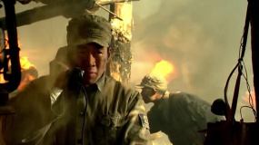 梁家輝飾演獨(dú)臂團(tuán)長(zhǎng)賀炳炎，手持大刀與日軍奮戰(zhàn)