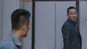 嫌疑人嘴硬不開(kāi)口，警察只拿一盒特產(chǎn)，立馬動(dòng)搖招供