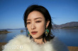 倪妮自然湖景封意境悠远 蕾丝长裙搭皮草美艳撩人