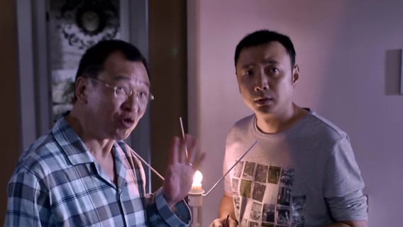 老丈人脚滑摔下楼，女婿一个踉跄画面美了，一家子轮番表演