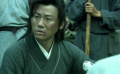 捕快身穿日本衣服遭村民拦截，村民得知实情后帮助捕快