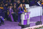 当地时间5月18日，美国纽约，歌手泰勒·斯威夫特参加纽约大学2022届毕业典礼，被授予fine arts荣誉博士学位，并登台演讲。泰勒·斯威夫特登台演讲时收获了最响亮的掌声和欢呼，可见这位世界级偶像的影响力。