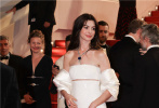 当地时间5月19日，安妮·海瑟薇出席第75届戛纳国际电影节《世界末日》首映礼红毯。她身穿白色闪片礼裙，搭着优雅披肩卷发，露出好看的肩颈线条，散发着由内而外的美丽优雅，让人梦回《公主日记》！
