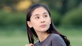 醫(yī)生關心病人，得知女患者是百貨櫥窗設計師，關系更近了