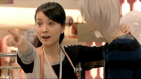 心儀男生邀請約會，女孩放棄陪閨蜜加班，這反應果然重色輕友